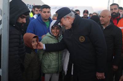 Millî Savunma Bakanı Hulusi Akar  ve Sağlık Bakanı Fahrettin Koca Antakya ve Altınözü’ndeki Çalışmaları İnceledi, Vatandaşlarla Bir Araya Geldi